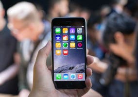 iPhone 6 Plus en la mano