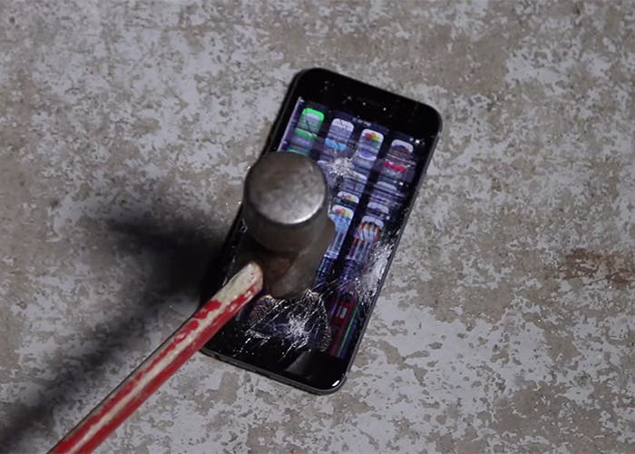 iPhone 6 destruido con un martillo