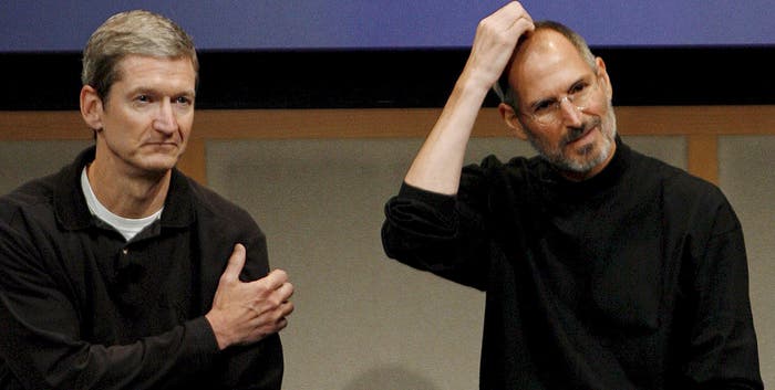 Tim Cook y Steve Jobs en una presentación