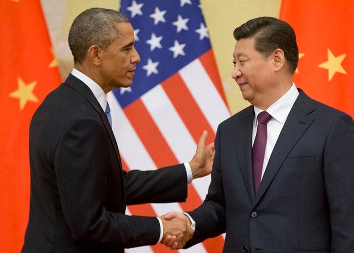 Obama da la mano a Xi Jinping