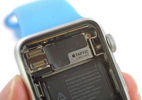 Detalle del Taptic Engine del Apple Watch desnudo
