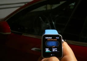 Tesla Model S y Apple Watch