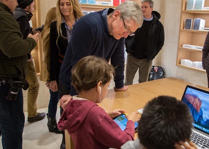 Tim Cook con niños en una Apple Store