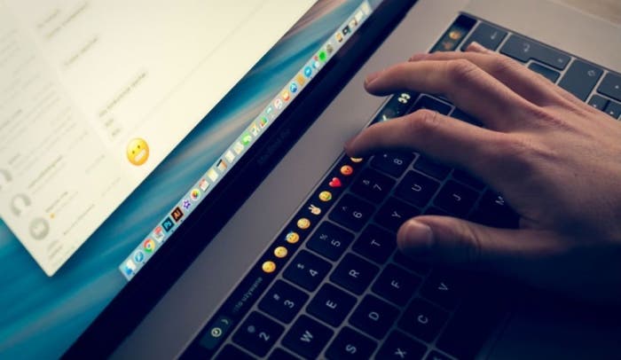 MacBook Pro Touch bar emoticonos