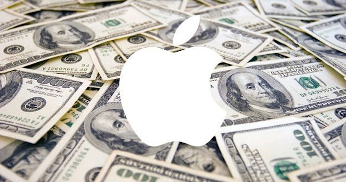 El logo de Apple en blanco sobre un montón de dinero