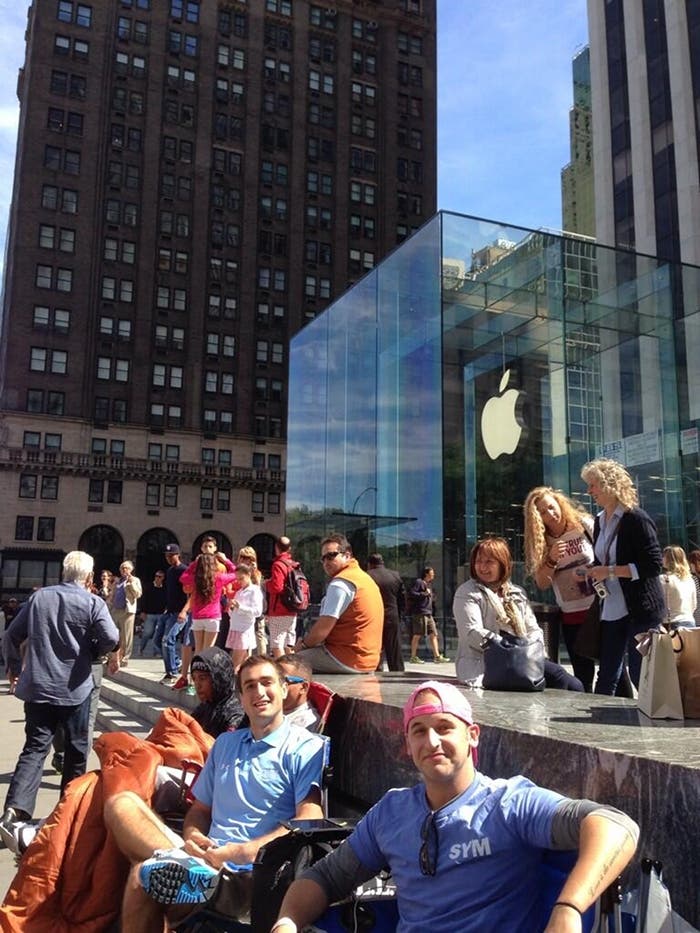 Ya hay cola en la Apple Store para hacerse con el nuevo iPhone