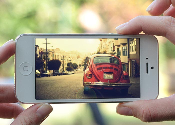 Imágen de un iPhone fotografiando un coche